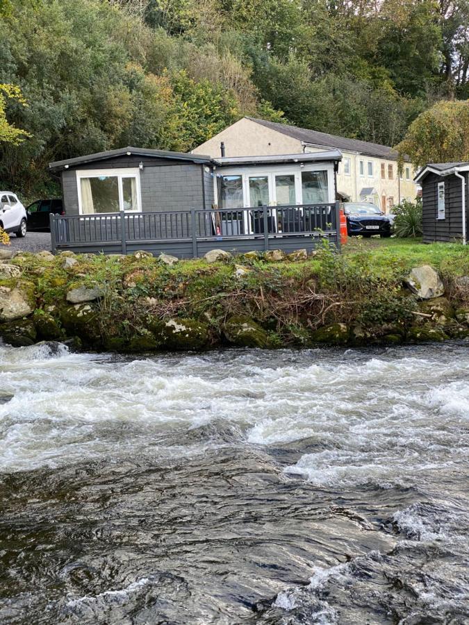 Stunning 3 Bed Riverside Cabin In Snowdonia Caeathro Exterior foto