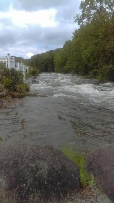 Stunning 3 Bed Riverside Cabin In Snowdonia Caeathro Exterior foto